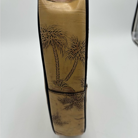 M306 Caribbean Joe Women’s Leather Shoulder bag w/huts and palm trees logo. Nice - Picture 7 of 10